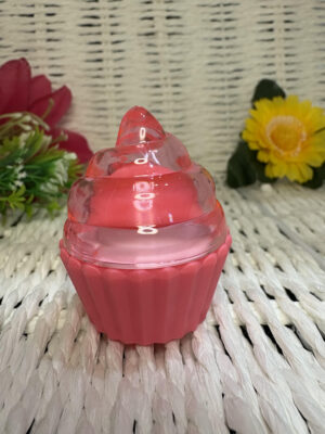 HudaBeauty Lip Balm Cake Love – nawilżający balsam do ust w kształcie babeczki