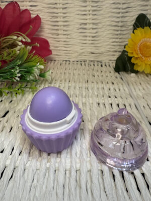 Alternative view of HudaBeauty Lip Balm Cake Love – nawilżający balsam do ust w kształcie babeczki