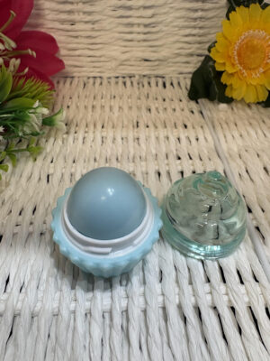 Alternative view of HudaBeauty Lip Balm Cake Love – nawilżający balsam do ust w kształcie babeczki