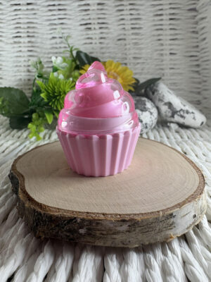 HudaBeauty Lip Balm Cake Love – nawilżający balsam do ust w kształcie babeczki