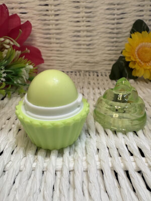 Alternative view of HudaBeauty Lip Balm Cake Love – nawilżający balsam do ust w kształcie babeczki