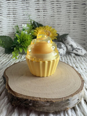 HudaBeauty Lip Balm Cake Love – nawilżający balsam do ust w kształcie babeczki
