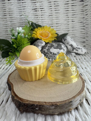 Alternative view of HudaBeauty Lip Balm Cake Love – nawilżający balsam do ust w kształcie babeczki