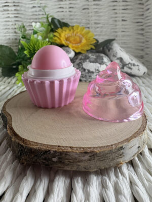 Alternative view of HudaBeauty Lip Balm Cake Love – nawilżający balsam do ust w kształcie babeczki