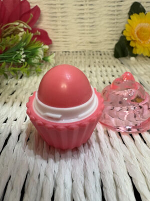 Alternative view of HudaBeauty Lip Balm Cake Love – nawilżający balsam do ust w kształcie babeczki